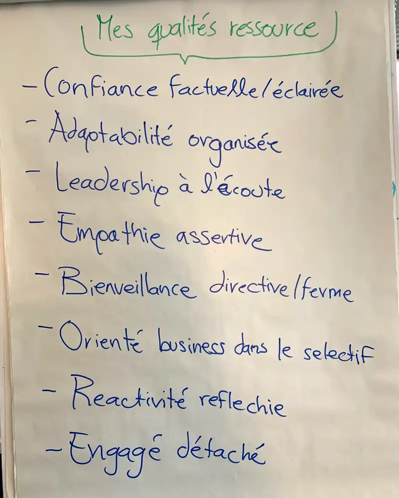 Whiteboard page with a green heading 'Mes qualités ressource' and a blue handwritten bullet list of personal strengths in French (e.g., confidence, adaptability, listening leadership, assertive empathy, benevolent directive, business orientation, thoughtful responsiveness, engaged yet detached).